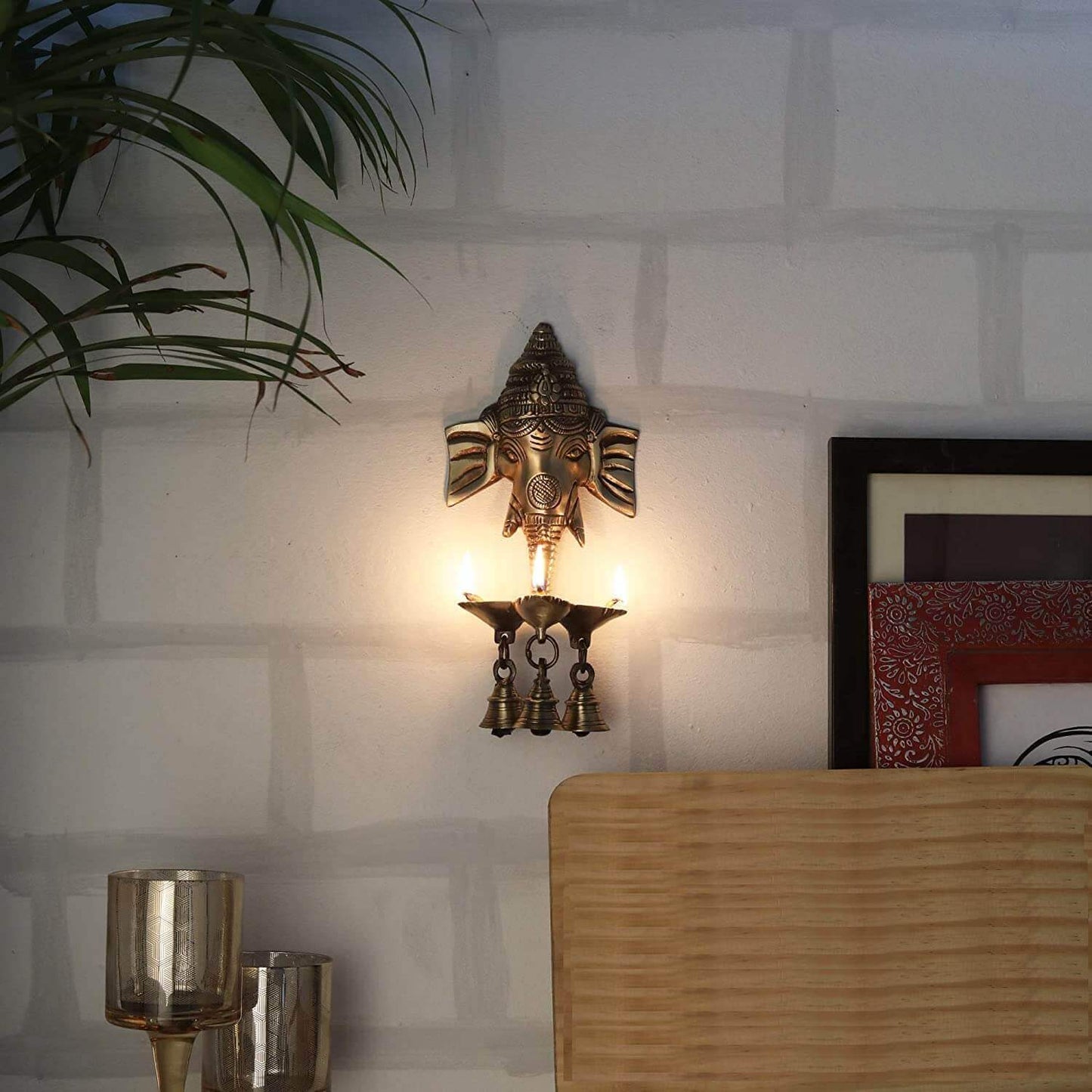 Messing Ganesha Wandbehang Diya mit Glocken für Heimdekoration, Öllampe für Diwali, Ghanti für Pooja, Tempeldekoration, Standard (1 Stück)