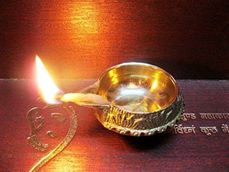 Aarti Diya Pooja indù Lampada a Olio Puja in Ottone Akhand Deepak Kamal Thali Tradizionale Arti
